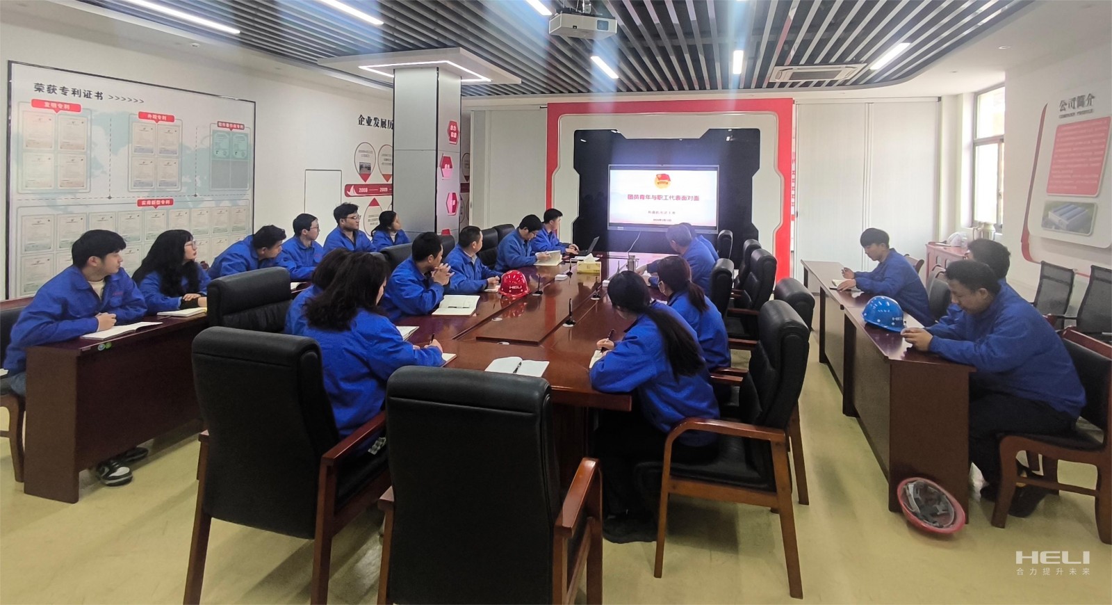 座谈会现场.jpg 座谈会现场.jpg