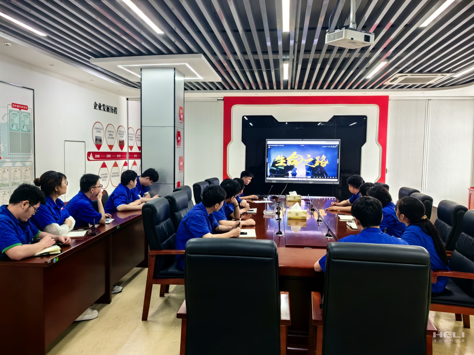 主题团日活动现场.jpg 主题团日活动现场.jpg