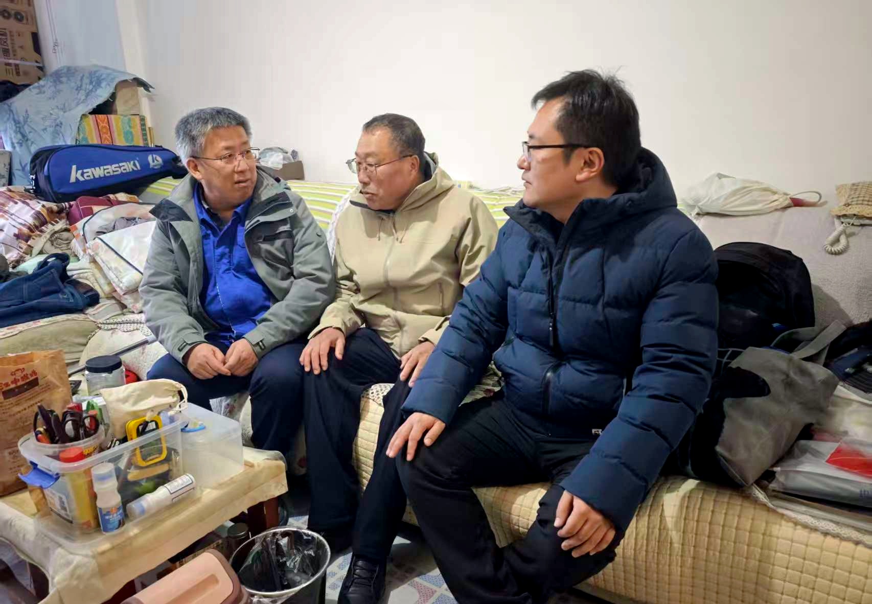 探望退休老员工.jpg 探望退休老员工.jpg