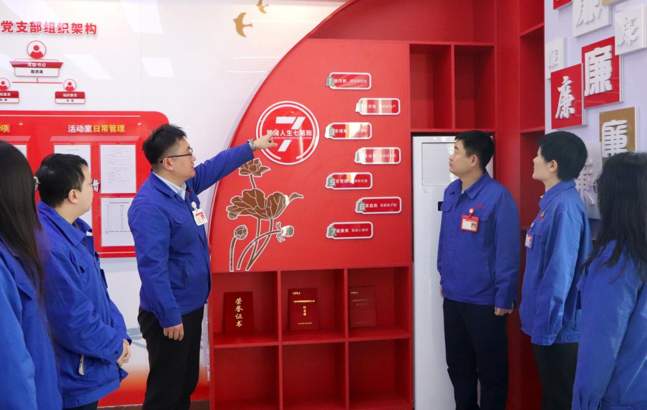 参观党员活动室1.png 参观党员活动室1.png