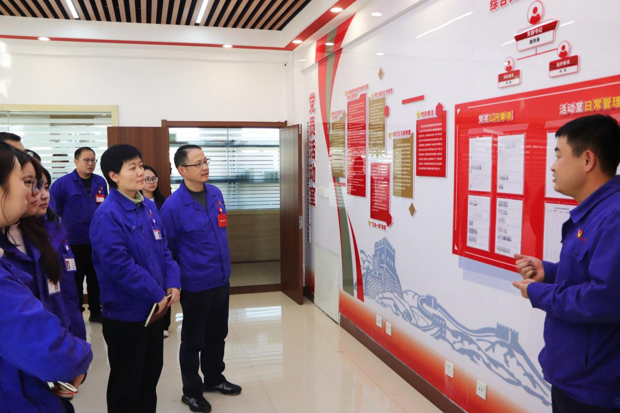 参观党员活动室2.png 参观党员活动室2.png