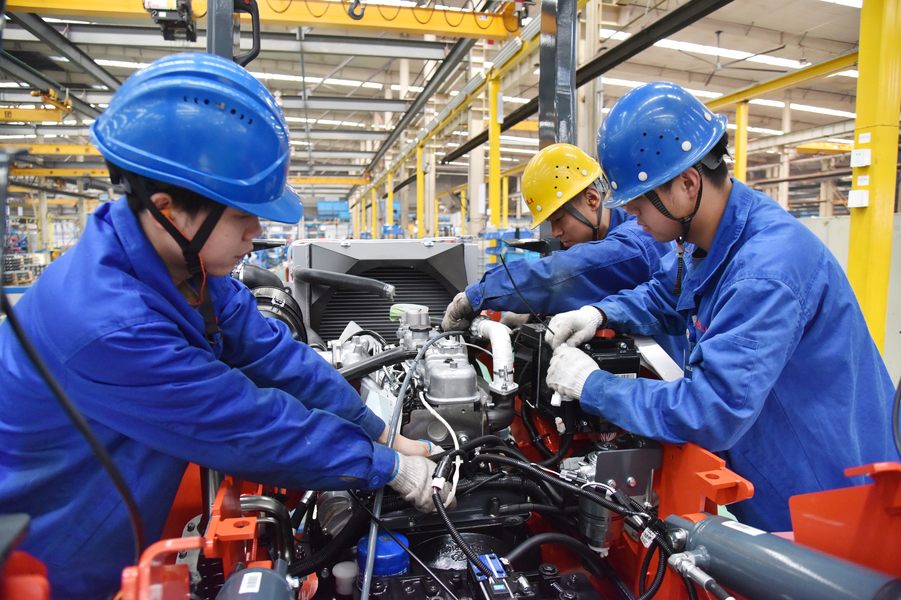 7.大吨位车型装配现场.jpg 7.大吨位车型装配现场.jpg