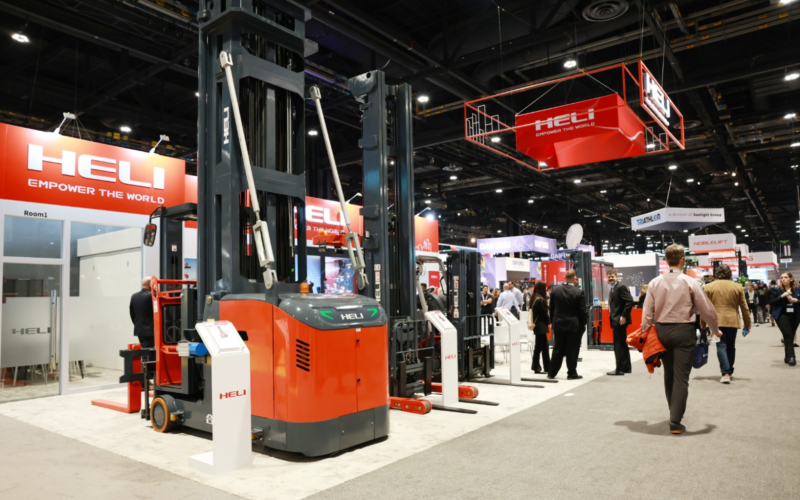 8.新产品窄巷道三向叉车亮相今年ProMAT芝加哥展览.png 8.新产品窄巷道三向叉车亮相今年ProMAT芝加哥展览.png