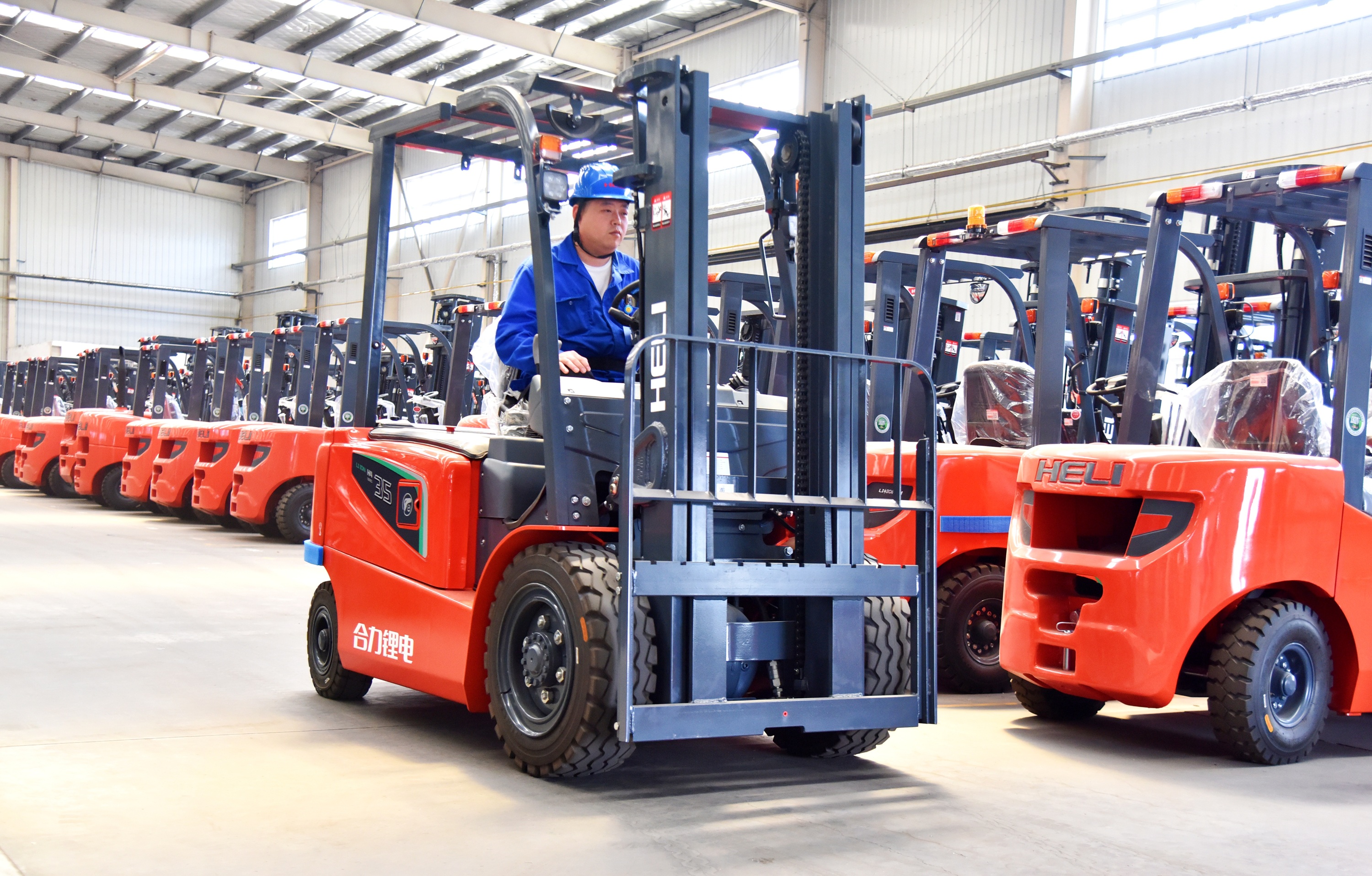 9.新能源产品H4锂电叉车.jpg 9.新能源产品H4锂电叉车.jpg