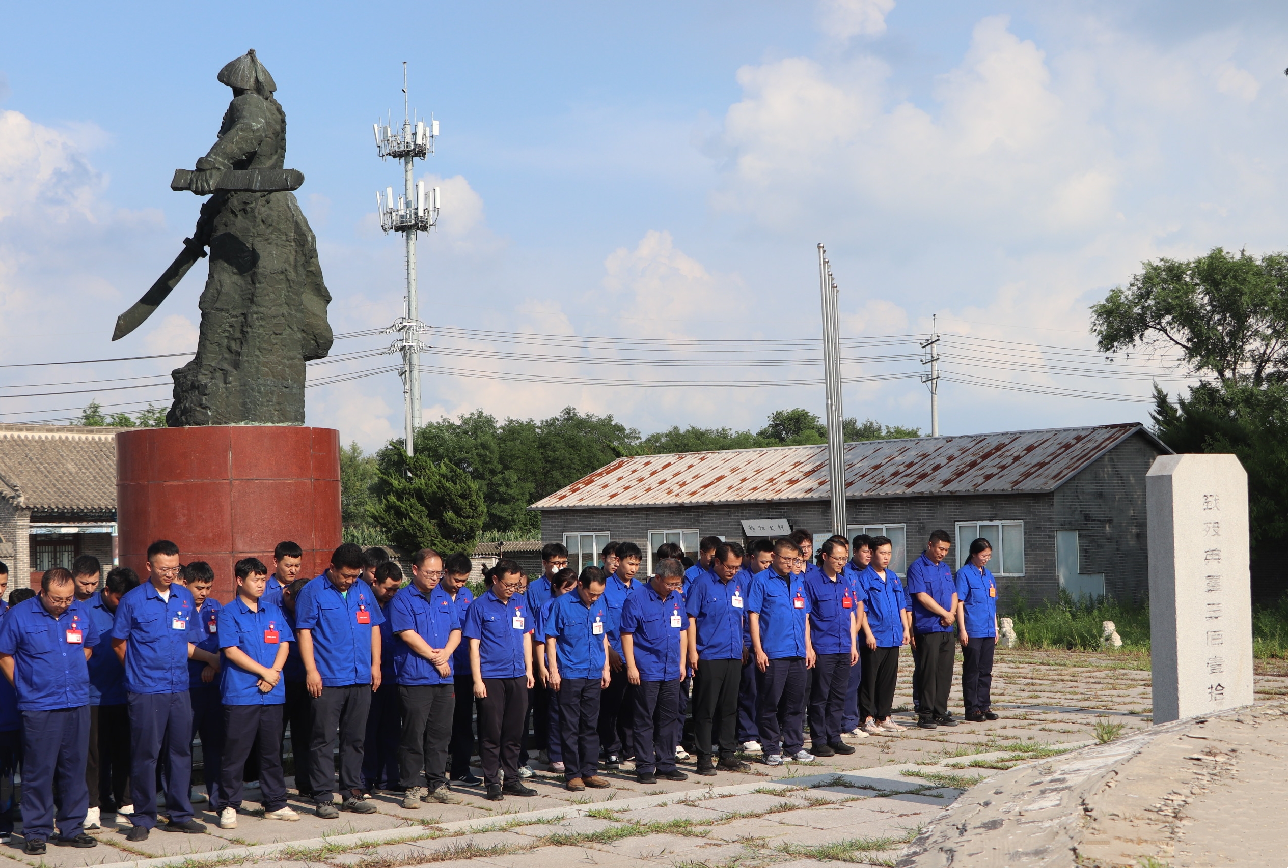 盘锦合力全体党员、入党积极分子向殉国将士肃立默哀.JPG 盘锦合力全体党员、入党积极分子向殉国将士肃立默哀.JPG