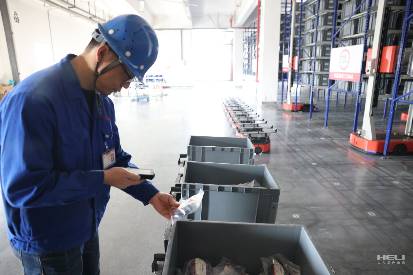 工作中的蒋善修(二).jpg 工作中的蒋善修(二).jpg