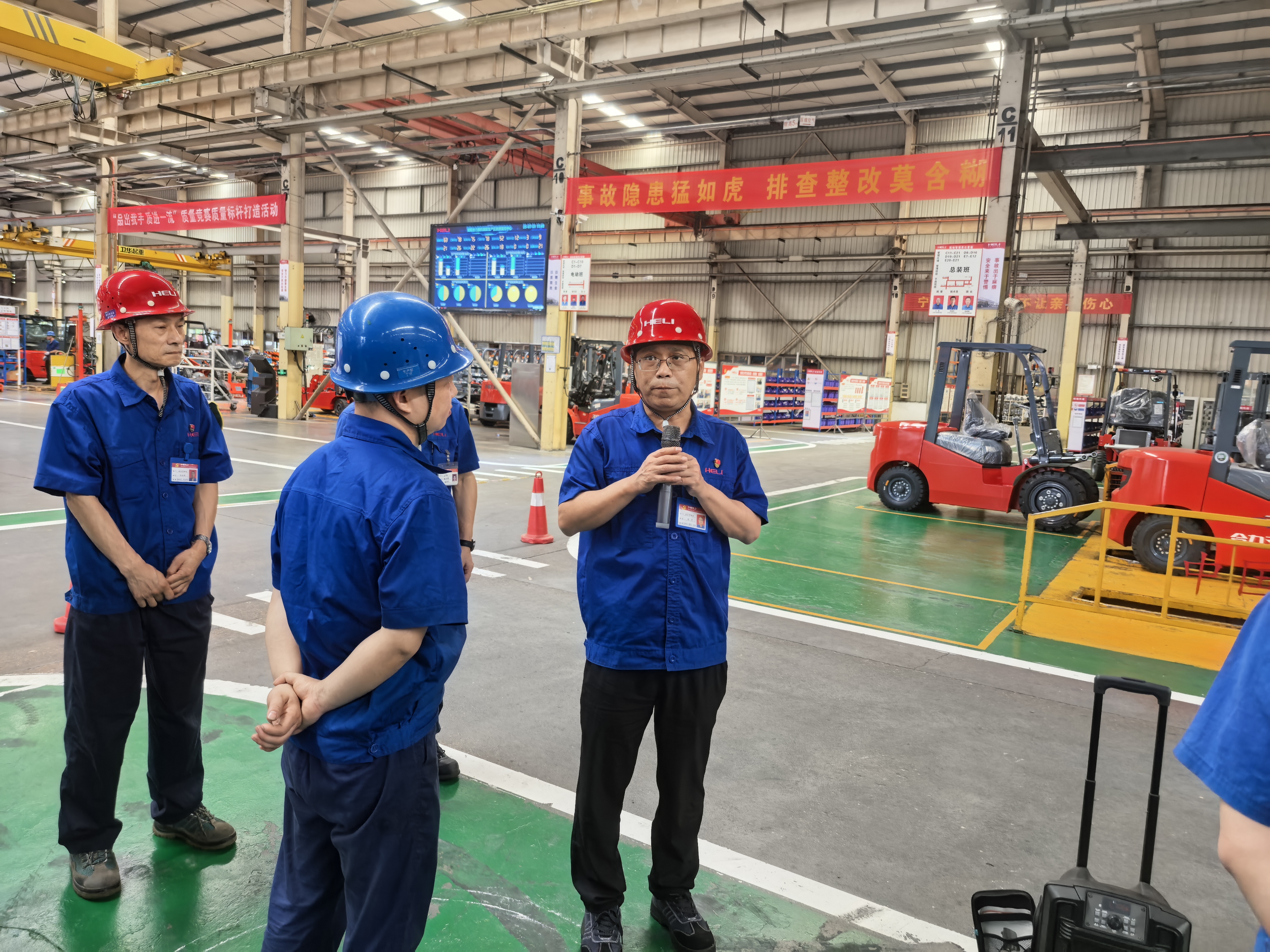 党委书记、董事长、总经理陈军对活动进行指导.jpg 党委书记、董事长、总经理陈军对活动进行指导.jpg