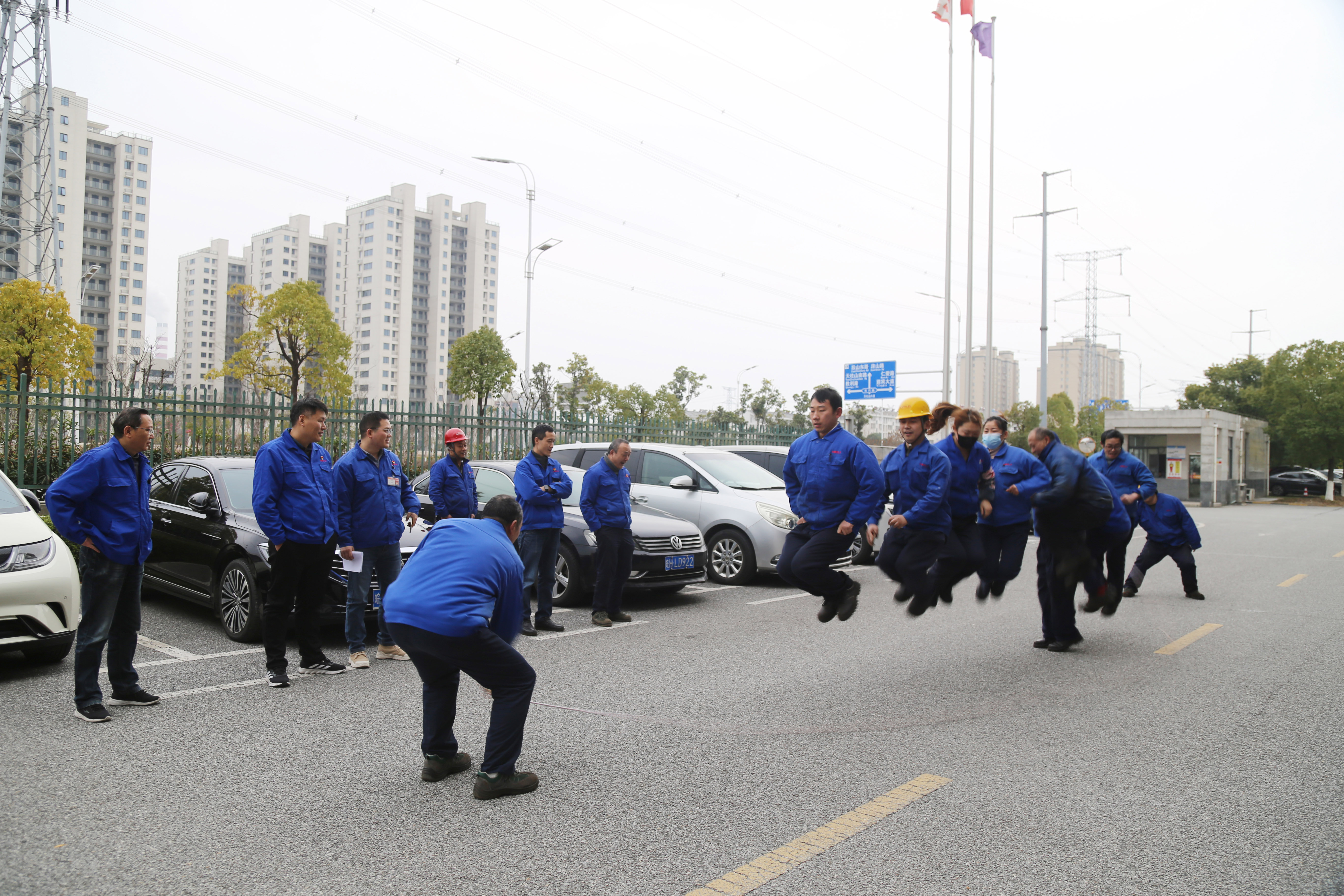 跳长绳.jpg 跳长绳.jpg