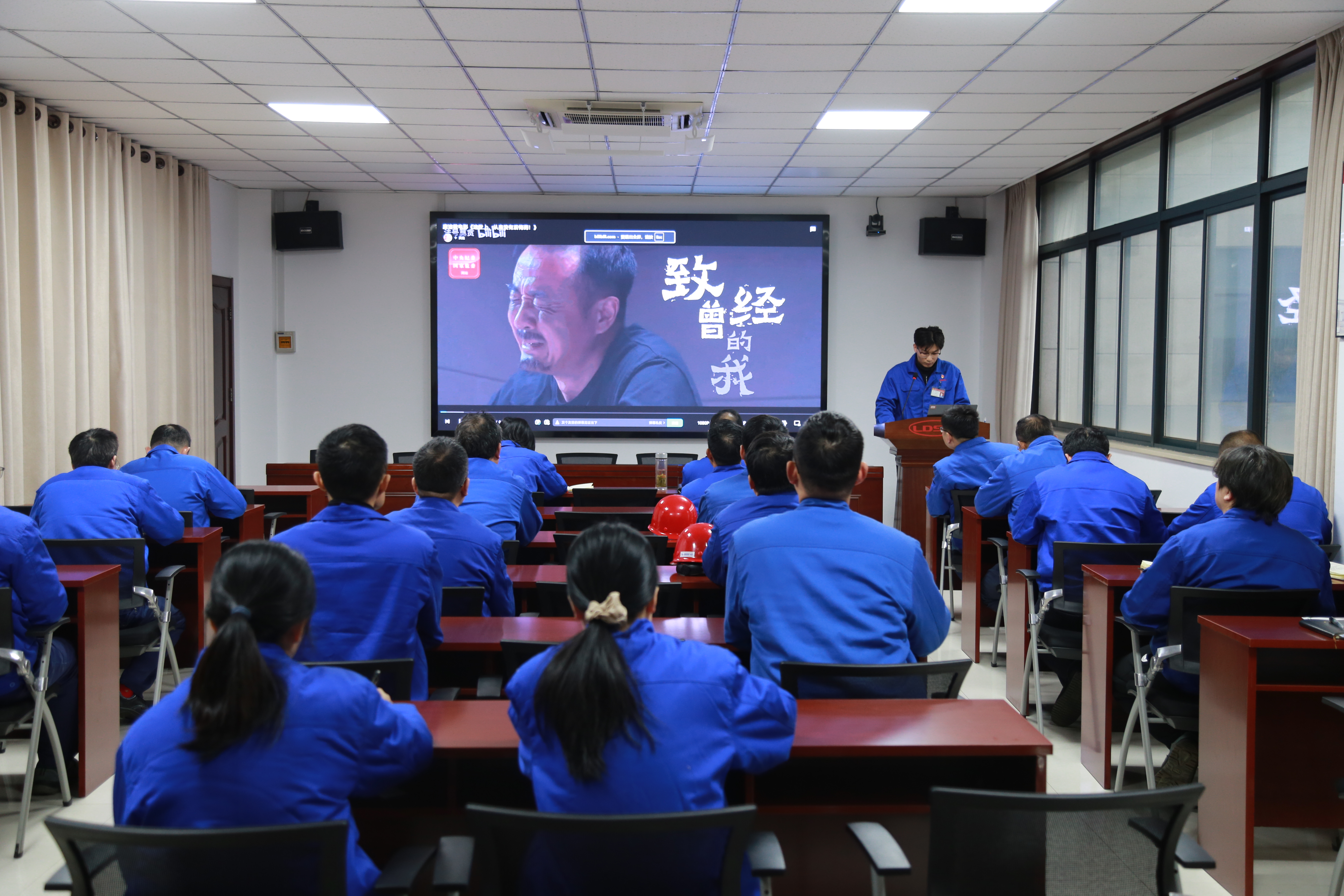 3.组织观看廉洁教育微电影.JPG 3.组织观看廉洁教育微电影.JPG