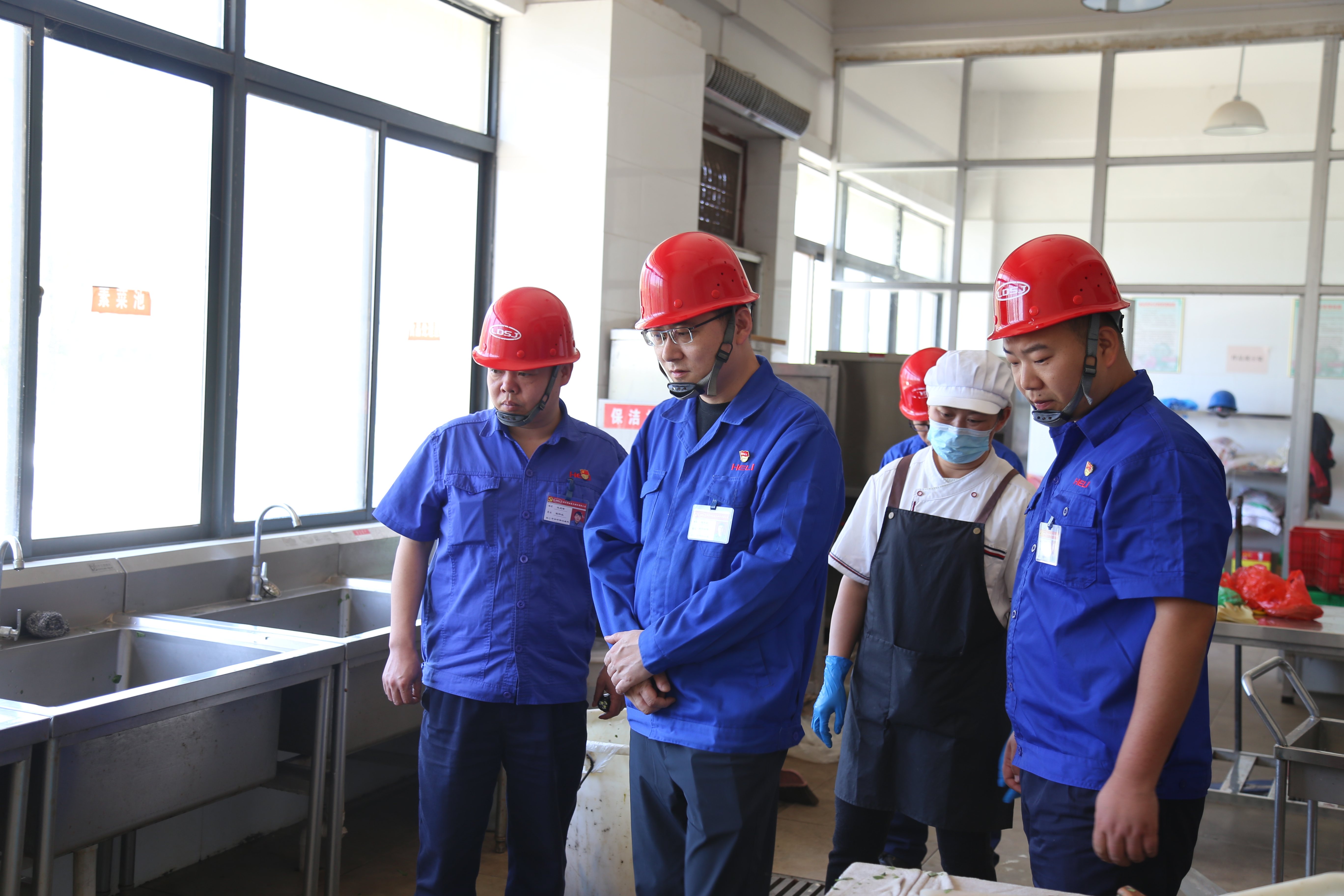 公司副总经理檀友苗带队检查安全.JPG 公司副总经理檀友苗带队检查安全.JPG